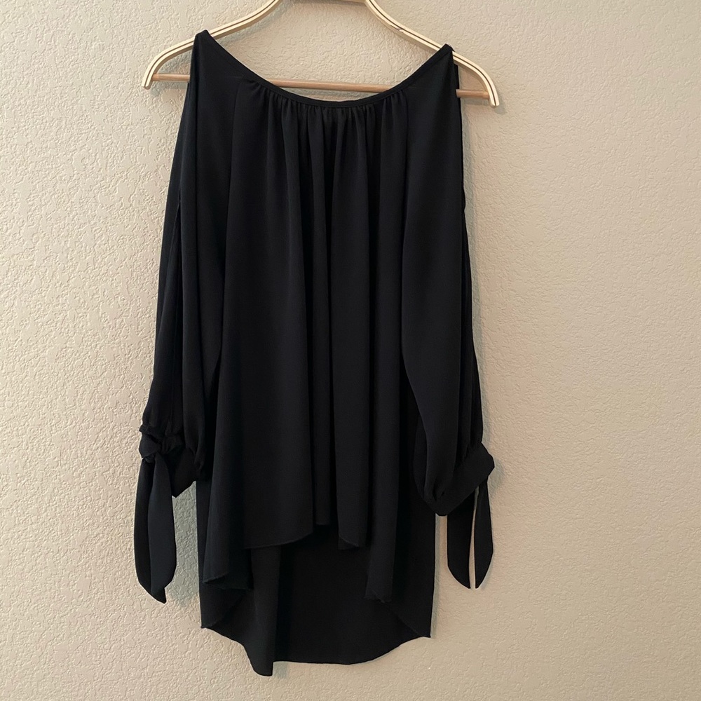 Impressions Boutique Open Shoulder/Arm Top • Large